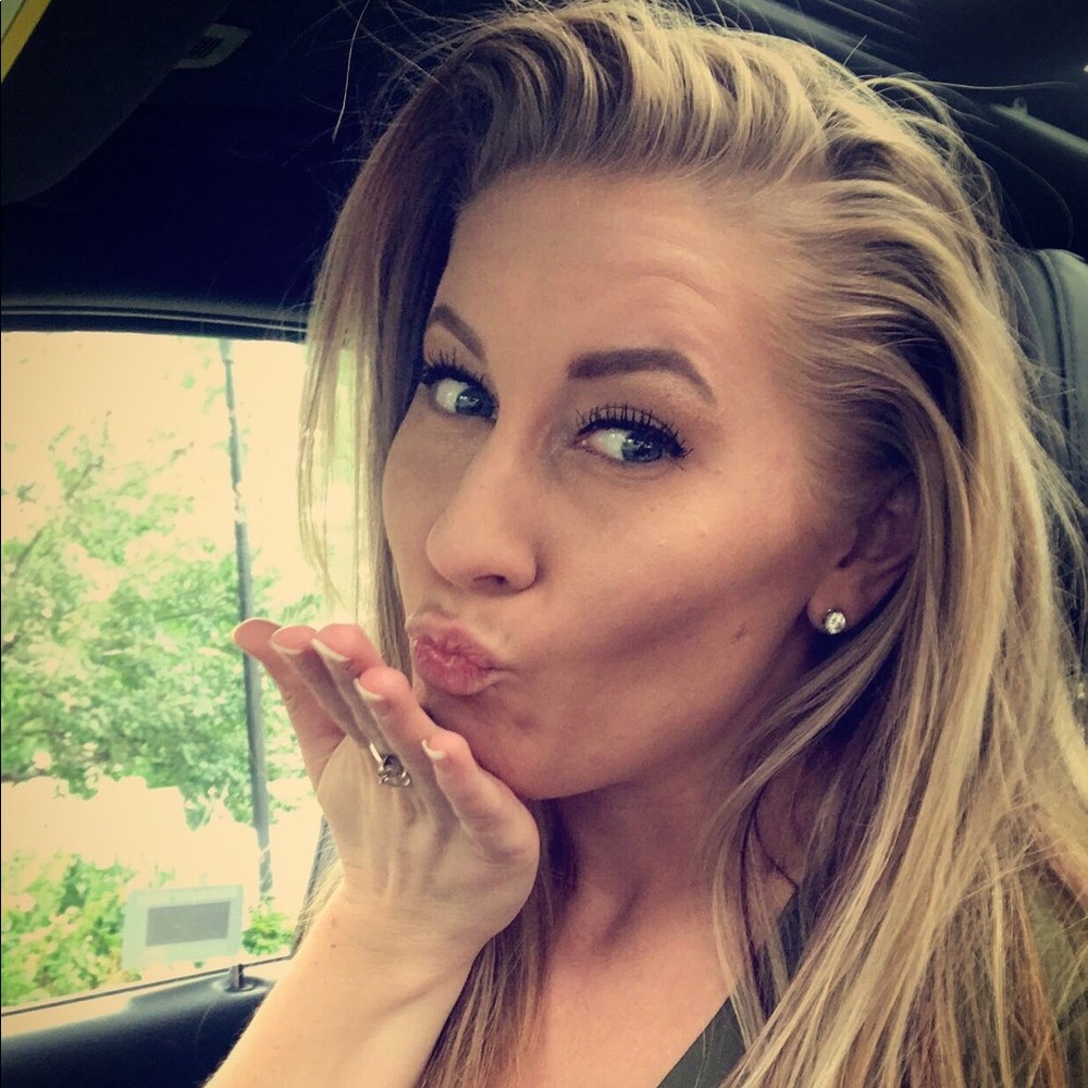 Meet your Posher, Laura